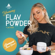 PEAK Yummy Flav Powder Apfelstrudel, Dosen und Becher auf Schüssel