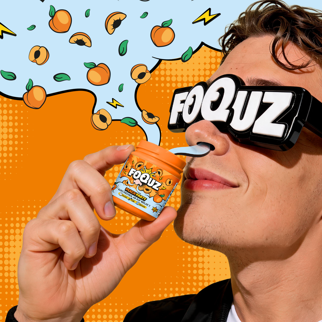 FOQUZ Peach Party Fläschchen wird zum Trinken von einer Person gehalten