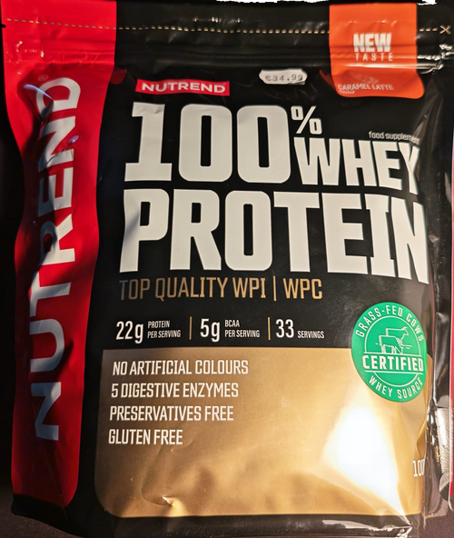 Whey-Proteinbeutel, schwarz mit orange Karamell-Latte-Aufdruck und 100% WHEY PROTEIN