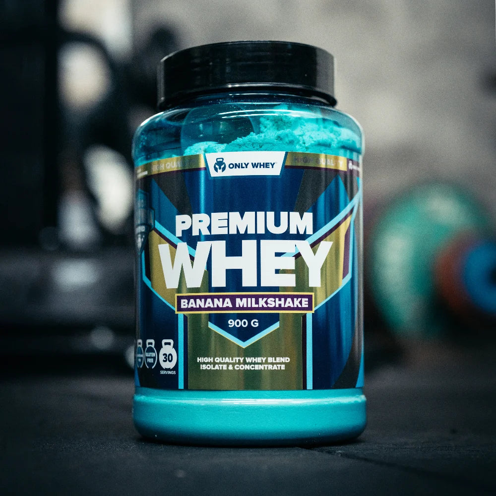 Premium Whey banana milkshake protein powder tub, 900 g—front label